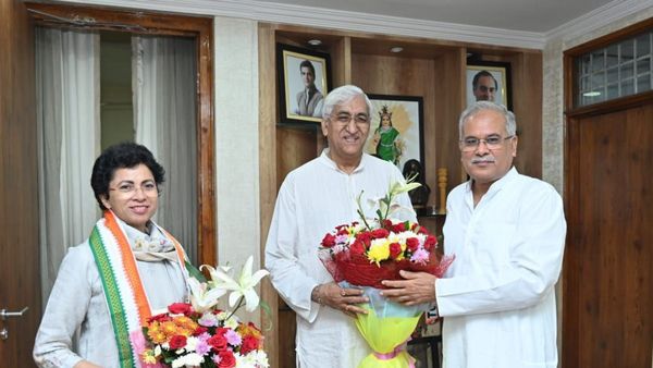 CG News: मुख्यमंत्री भूपेश बघेल ने टी एस सिंहदेव को खिलाई मिठाई, उप मुख्यमंत्री बनाये जाने पर दी शुभकामनाएं 