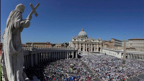 वेटिकन सिटी में शख्स ने उतारे कपड़े, चर्च के सामने न्यूड होकर यूक्रेन युद्ध के खिलाफ प्रदर्शन