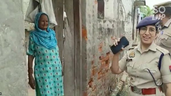 नूरजहां के घर आया 'नूर': अंधेरे में रह रही थी बिधवा बुजुर्ग, UP पुलिस ने लाई रोशनी, याद आई स्वदेश मूवी, Video