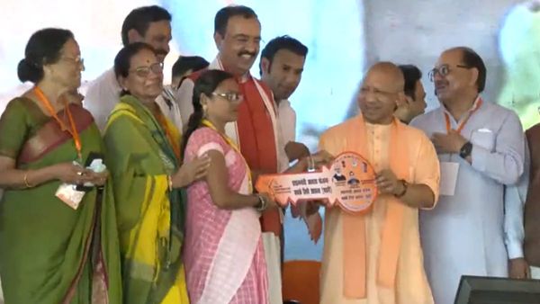 UP CM Yogi Prayagraj: 72 आवासों का सीएम योगी ने किया लोकार्पण, लाभार्थियों को सौंपी चाबी
