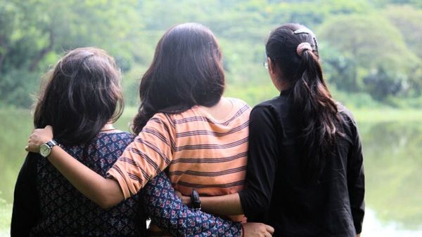 एक साथ तीन लड़कियों संग लड़ा रहा था इश्क, पोल खुली तो ऐसे सिखाया सबक