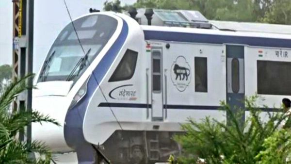 Vande Bharat ट्रेन पर मुजफ्फरनगर में पथराव, दोषियों को पकड़ने के लिए RPF टीम गठित: रेलवे