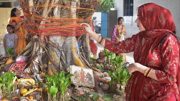 आज वट पूर्णिमा का व्रत: जानिए शुभ मुहूर्त से पूजन विधि तक के बारे में, इस कथा-आरती से मिलेंगे श्रेष्‍ठ फल
