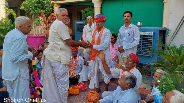 सब्‍जी बेचने वाले बुजुर्ग का रिटायरमेंट, ग्रामीणों ने डेढ़ लाख रुपए जुटाकर गाजे-बाजे से भेजा घर