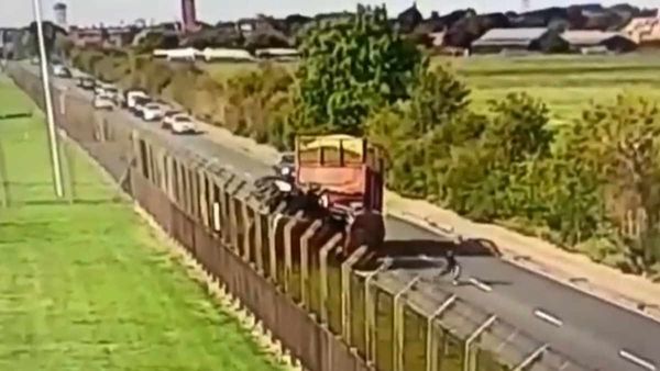 चढ़ गया पूरा ट्रैक्‍टर,चकनाचूर हो गई पूरी कार, लेकिन ड्राइवर को नहीं आई एक भी खरोंच, देखते रह जाएंगे ये Video