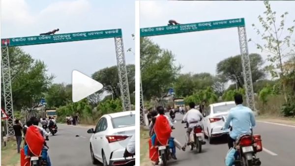 सड़क के बीच लगे होर्डिंग फ्रेम पर शख्‍स करने लगा एक्‍सरसाइज, YOGA DAY पर वायरल हुआ Video
