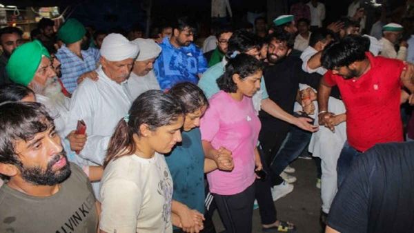 Wrestlers Protest: पहलवानों की बातचीत के बीच विनेश फोगाट के निशाने पर सरकार, बताया- डर और भय का माहौल