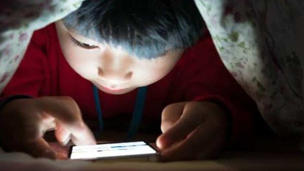 Bhopal News: मोबाइल पर रील बनाने की लत बन रही आंखों की रोशनी के लिए घातक, GMC की रिसर्च में हुआ खुलासा