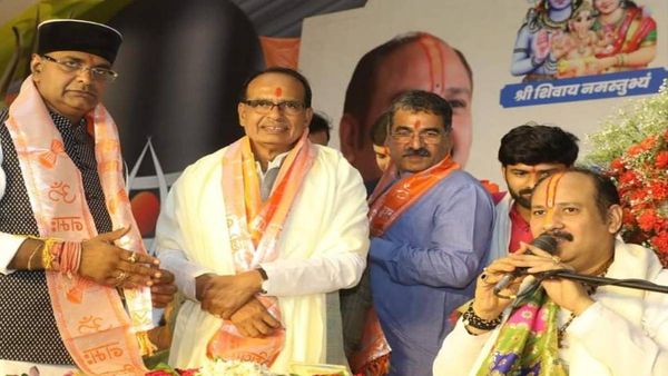 Pradeep Mishra: लव जिहाद पर कथावाचक पंडित प्रदीप मिश्रा का बड़ा बयान, बोले- बेटियों के पास भी होनी चाहिए कटार