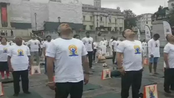 International Yoga Day 2023: लंदन के ट्राफलगर स्क्वायर में लोगों ने किया योग, अमीश त्रिपाठी ने भी लिया हिस्सा