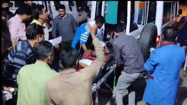 जम्मू कश्मीर: शोपियां में बड़ा आतंकी हमला, अज्ञात बंदूकधारियों ने 3 लोगों को मारी गोली