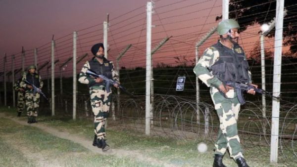 जम्मू कश्मीर में घुसपैठ कर रहे आतंकी की कोशिश हुई नाकाम, BSF ने मार गिराया