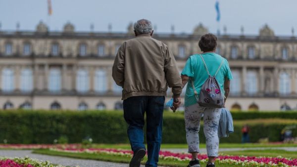 'कौन कहता है सरप्राइज सिर्फ युवाओं के लिए हैं...' बुजुर्ग दंपति ने तैयार होकर पोते को दिया शानदार तोहफा