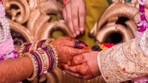 गलती से दूल्हे के पिता संग हो गया महिला का ब्याह! बहू बनने की बजाय बन गई ससुर की पत्नी