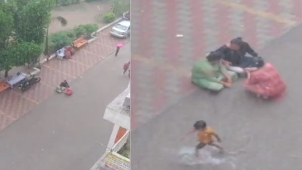 'लगता है सीमा हैदर की बात चल रही...' बारिश में कोई परवाह किए बिना बात करने में बिजी आंटियां, लोगों ने लिए मजे