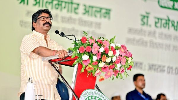 Jharkhand: मुख्यमंत्री हेमंत सोरेन ने पाकुड़ रेलवे स्टेशन पर कार्यकर्ताओं से की मुलाकात,  अच्छी बारिश की कामना
