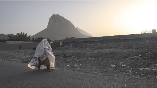 अफगानिस्तान में ब्यूटी पार्लर्स पर प्रतिबंध, तालिबान ने महिलाओं के फैशन को लेकर जताया सख्त एतराज