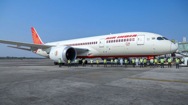 Air India की फ्लाइट में नेपाली यात्री ने काटा गदर, केबिन क्रू से की हाथापाई, तोड़ा टॉयलेट गेट