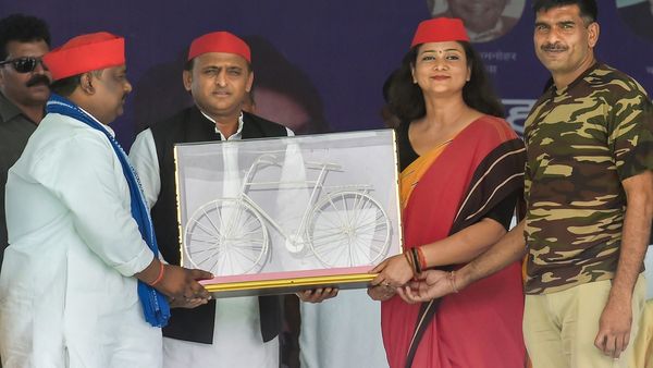 'कुछ लोग चले गए 2000 के नोट की तरह', BJP में शामिल हुईं शालिनी यादव तो अखिलेश यादव ने कसा तंज