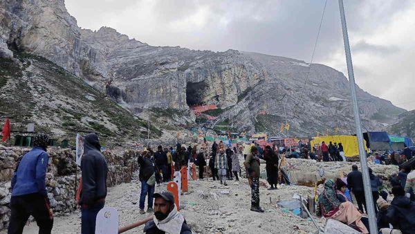 Amarnath Yatra: कश्मीर में मौसम ने बदली करवट, अस्थायी रूप से रोकी गई अमरनाथ यात्रा