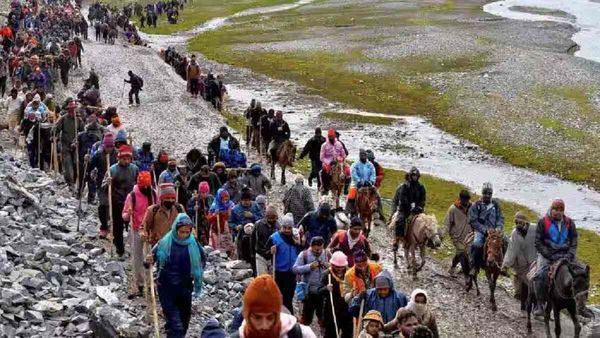 Amarnath Yatra: अमरनाथ यात्रियों के लिए निराश करने वाली खबर, यात्रा लगातार तीसरे दिन भी निलंबित