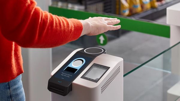 क्या है Amazon One सर्विस? क्या यह UPI को करेगा रिप्लेस?