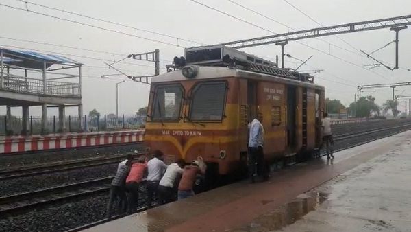 गजब नजारा: प्लेटफॉर्म पर इंजन बंद, लोगों ने धक्का देकर पटरी से हटाया, रेलवे यार्ड में ले गए