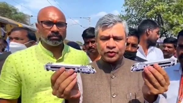 Railway Kavach: भारत में कितनी ट्रेनों में 'कवच' लगा है? रेल मंत्री ने खुद दिया जवाब