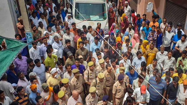 Bareilly: बरेली में माहौल बिगाड़ने की कोशिश, कांवड़ियों पर पथराव, भारी पुलिस बल तैनात