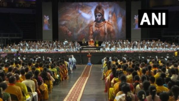 US: गुरु पूर्णिमा पर टेक्सास में 10000 लोगों ने एक साथ किया भागवत गीता पाठ, देखें Video