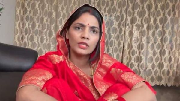 सीधी पेशाब कांड में FIR दर्ज होने के बाद नेहा सिंह राठौर का ट्वीट, लिखा- मैं सिर्फ और सिर्फ विपक्ष में हूं