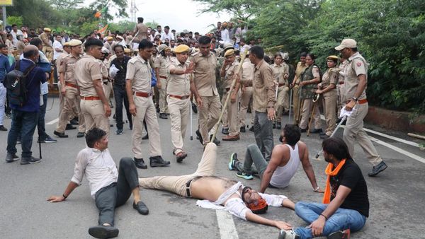 Ajmer: पेपर लीक केस में RPSC कार्यालय के बाहर BJP-पुलिस आमने-सामने, कइयों के सिर फूटे, VIDEO वायरल