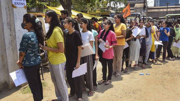 अधिकांश परीक्षार्थी पास नहीं कर पाते हैं CA परीक्षा, जानें दुनिया के सबसे कठिन कोर्स के बारे में