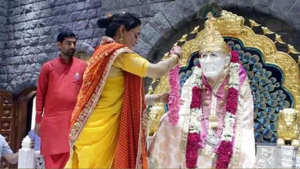 Chandigarh Sai Mandir: किन्नर ने साईं बाबा को चढ़ाया 26 तोले का मुकुट, इतने लाख है कीमत