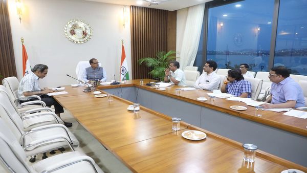 MP में युद्ध स्तर पर तैयार होंगी गौ-शालाएं, किसानों को नहीं होगी खाद किल्लत, सीएम शिवराज ने दिए निर्देश