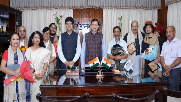  Uttarakhand: सीएम पुष्कर सिंह धामी से मिले केन्द्रीय फिल्म प्रमाणन बोर्ड के अध्यक्ष, गीतकार प्रसून जोशी