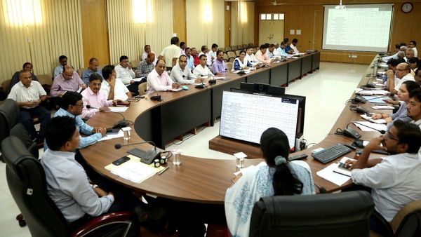 Madhya Pradesh: सरकारी कर्मचारियों को खुशखबरी, हर महीने 5 तारीख के पहले मिलेगा वेतन