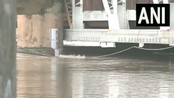 Delhi Flood Alert: यमुना ने दिल्ली में धारण किया विकराल रूप, निचले इलाके से लोगों किया जा रहा शिफ्ट