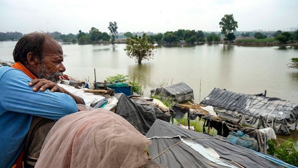 Delhi Flood: दिल्ली में फिर बढ़ा यमुना का पानी, जानिए कैसे हैं हालात