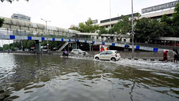 Delhi Floods: घटने लगा यमुना का जलस्तर, जानिए दिल्ली में कैसे हैं हालात