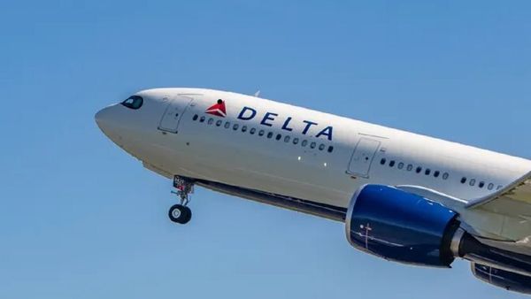 फ्लाइट में भी महिलाएं नहीं सुरक्षित! शख्स ने मां-बेटी के साथ की छेड़खानी, अटेंडेंट ने भी नहीं की मदद