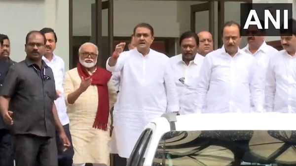 बगावत के बाद Sharad Pawar से मिलने चव्हाण सेंटर पहुंचे अजित गुट के नेता, बोले- सुप्रिया सुले का आया था कॉल