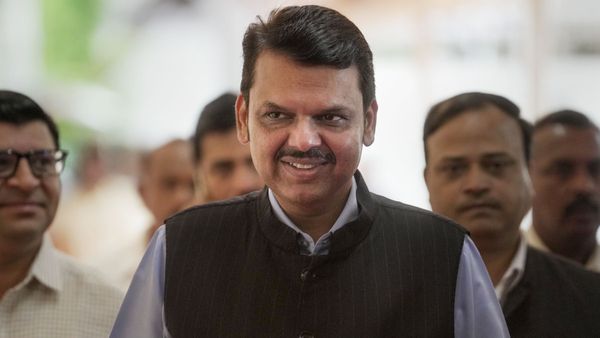 लोकल ट्रेन में महिला के साथ हुई घटना के समय डिब्बे में कोई पुलिसकर्मी नहीं था मौजूद: फडणवीस