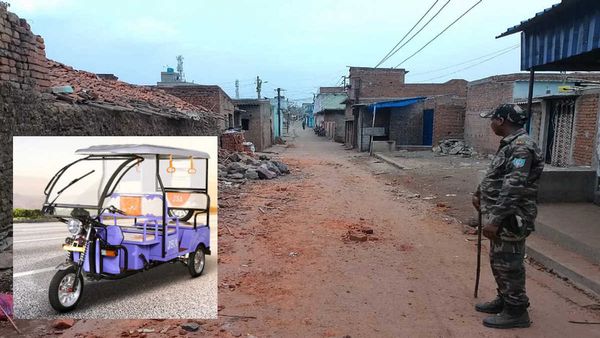 Dhanbad: बैटरी चार्जर चोरी होने पर धनबाद में दो गुटों के बीच हुई हिंसक झड़प, 30 लोग अरेस्ट...धारा 144 हुई लागू