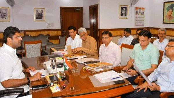 डिप्टी सीएम दुष्यंत का निर्देश, Haryana में बारिश से टूटी सड़कों और नदियों के किनारों को मजबूत करवाएं अधिकारी