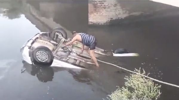 यूपी के एटा में बड़ा हादसा, नहर में कार गिरने से एक ही परिवार के 5 लोगों की मौत