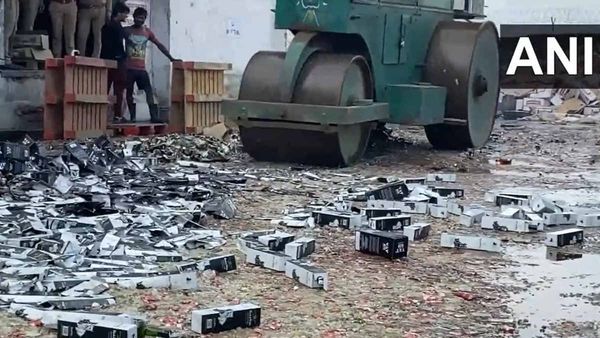 Video: गाजियाबाद में 13 करोड़ रुपए की शराब की बोतलों पर क्यों चला प्रशासन का बुल्डोजर