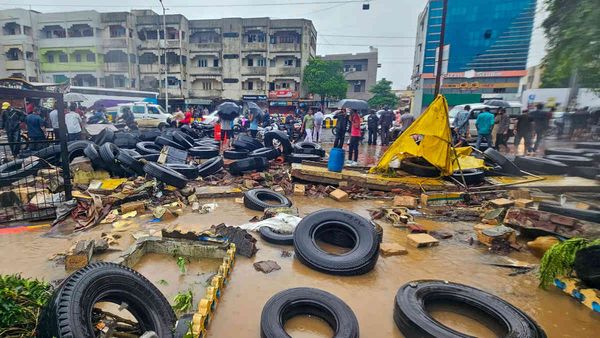 गुजरात-महाराष्ट्र में भारी बारिश से जलभराव और बाढ़ की स्थिति, कई शहरों में फ्लैश फ्लड, 10 बड़े अपडेट