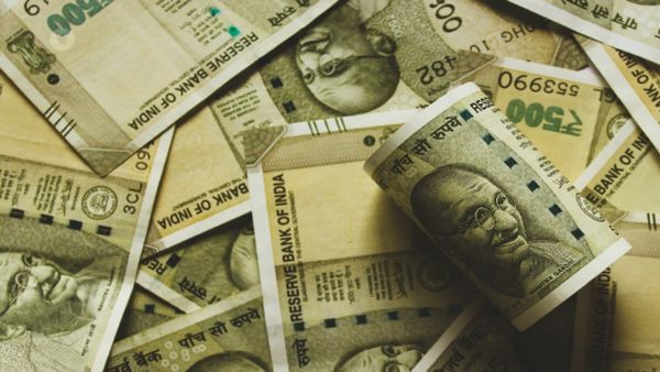 'ले जाओ सब बेकार है...' राह चलते लोगों पर नोटों की बरसात करने लगा शख्स, वजह जानकर हो जाएंगे इमोशनल