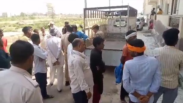 Hanumangarh: महिला ने अपने प्रेमी के साथ मिलकर बेटी के प्रेमी की गर्दन काटी, फ्लैट में इस हाल में मिला शव